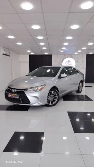 Toyota Camry SE 2017 عرض خاص من معرض خط العالم للسيارات سيارة تجمع بين الشكل الرياضي، الاعتمادية
