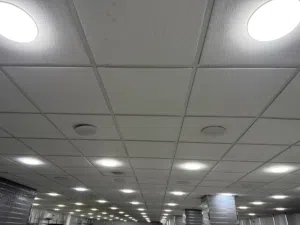 طابق مجهز بالكامل مساحة 700 متر موجود داخل مول ملابس