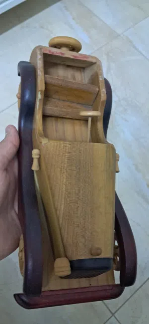 تحفة سيارة من خشب