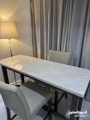 طاولة طعام رخام لون بيج Bar Counter – شبه جديدة بحالة ممتازة مع كراسي عدد 2