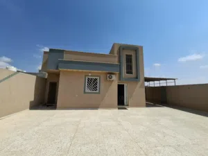 منزل للبيع - مصراتة - كرزاز - بالقرب من مسجد كرزاز (الأحرش)- أرض 400م2 تقريبا - مسقوف 250م2  تقريبا