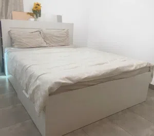 للبيع طقم سرير ايكيا مزدوج مع طقم كوميدينات بحالة ممتازة - الرفاع