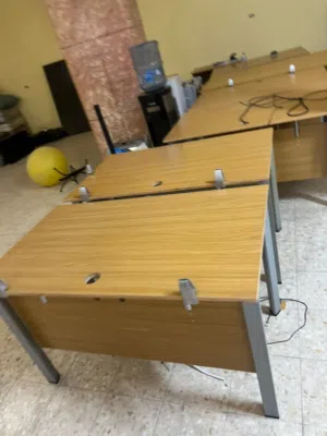 مكاتب موظفين مستعملة بحالة الجديد
