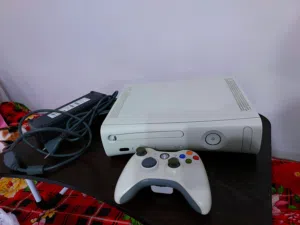جهاز إكس بوكس 360 معدل بحالة ممتازة للبيع مع العاب Xbox 360 with original controller for sale
