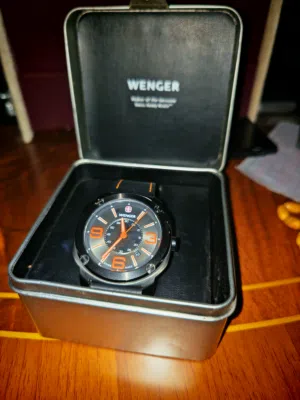 ساعة WENGER SWISS ARMY مميزة ومريحة
