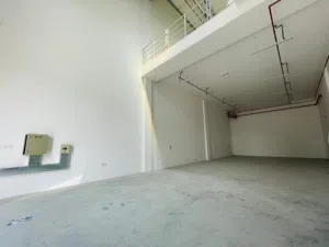 “مستودعات بمساحات مختلفة وأسعار متنوعة من 2000 إلى 14,000 قدم2 في موقع صناعي مميز – اختَر مستودعك