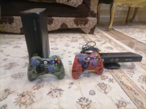جهاز اكس بوكس 360 كامل معاه دراعين و معاة كاميرا و علية 38 لعبة علي الجهاز و 10 العاب اسطوانات اصليه