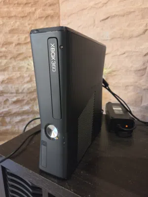 جهاز Xbox 360 بحالة جيدة ويعمل بكفاءة، مناسب للألعاب العائلية والحركية