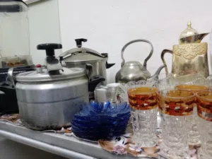 أغراض مطبخ للبيع طناجر ضغط 2 وخلاط كهربا وكاسات وصحون
