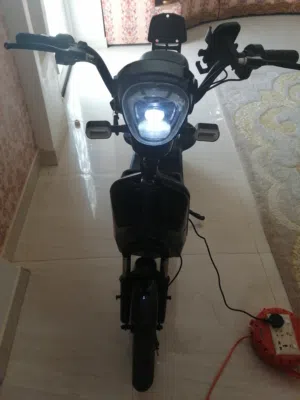 سكوتر كهربائي سرعه 60 مستعمل سنه واحده وبطاريه جديده وشاحن جديد وكل شيء به جديد والفاتوره موجوده