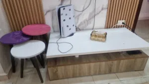 طاولات سرفيس عدد 3 وطاولة كبيرة للبيع