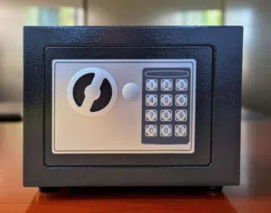 قاصة رقمية تفتح بكود سري أو بمفتاح طوارئ