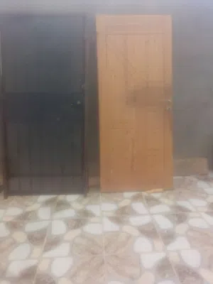 أبواب لوح خارجي وبابين داخليات وباب حديد شبه جديد في تاجوراء