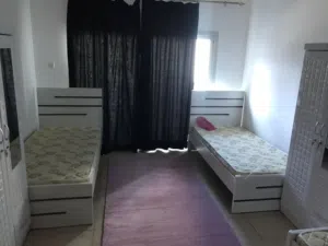 سكن شباب نظيف شامل الخدمات مقابل صحاري سنتر