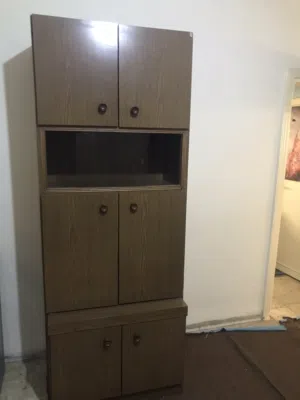 خزانة خشب تفصيل ثقيل وطاولة شاشة خشب تفصيل بحالة ممتازة