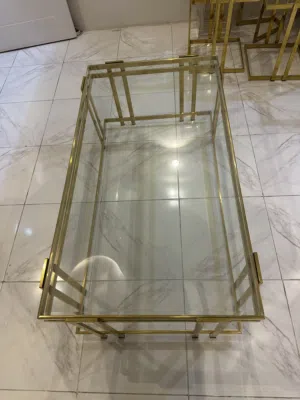 طاولة كبيرة ومعها 6 طاولات صغيرة