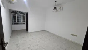شقة نظيفة في الخط الثاني من سوق الخوض( للعوائل )