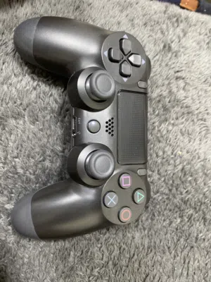 كنترول ps4 اصلي ميه بالميه مستعمل بحالة الجديد مستعمل شهر واحد فقط ، سبب البيع اخوكم بالله توجيهي