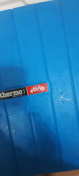 ثلاجة للسفر صناعة ايطالى بحالة ممتازة سعة 20 ليتر  استعمال خفيف جدا ومخزنة اكثر من خمس سنوات