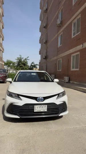 تويوتا كامري 2023 هايبرد لون ابيض GLE خليجي