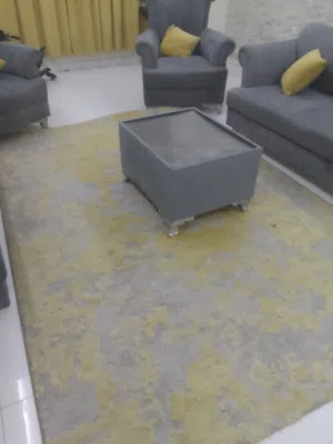 طقم كنب مع سجاد وديكور ستائر