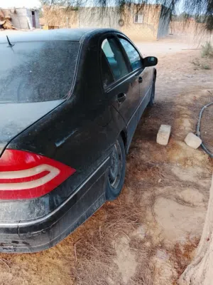مرسيدس كاكويه للبيع السياره تيبي دوره على الصاله قنطره طايحه والمحرك فيه قميني كل 3000انزيد فيه