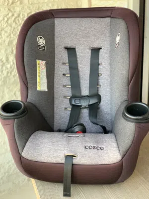 مقعد سيارة بحاله ممتازه Cosco car seat