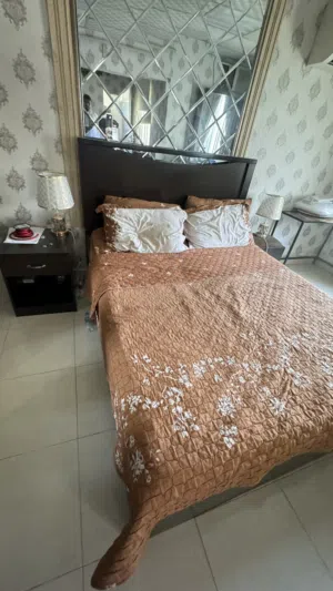 غرفة نوم مودرن كامل لون الخشب البني  ناقص كمدين واحد  بيعه مستعجله