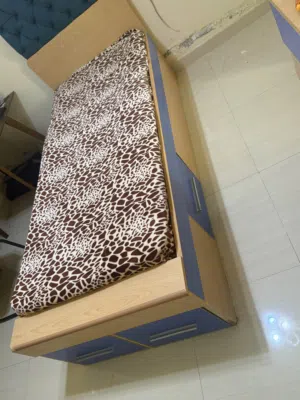 Single Bed with 4 Storage Drawers – Good Condition