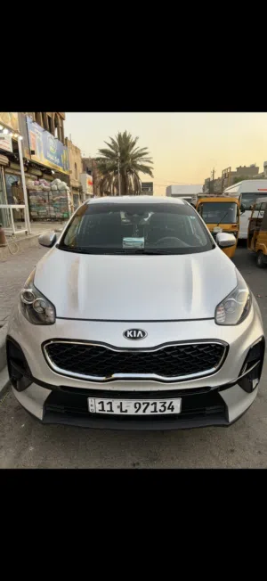 كيا سبورتج 2022 ماشيه86 وارد امريكي لون سلفر مواصفات عاديه ضرر السياره قبق صندوق فقط رقم بغداد دولي