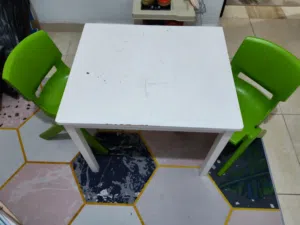 طاولة من ايكيا بحاجة دهان و كرسيين و مطبخ