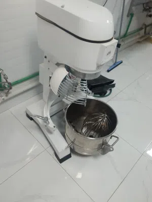 للبيع مكينه و ثلاجه عرض ايسكريم..عجانه كهربائيه..فرن بيتزا