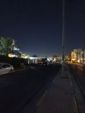 بيت 6*20.5 غرفتين هول مطبخ  حمامين كراج  حديقة سطحين درج داخلي