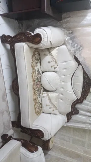 كنب للبيع مع طاولات استخدام شهرين