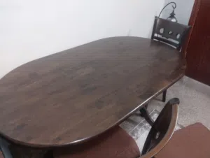 طاوله سفرة خشب زان نظيفه معها 6 كراسي اللون بني