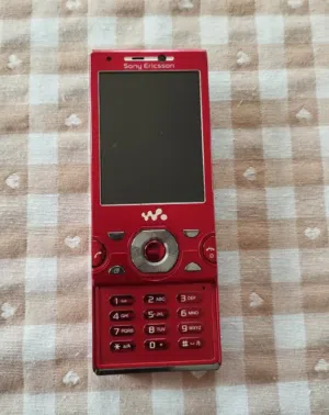 Sony Ericsson W995 (هاتف محمول عتيق)