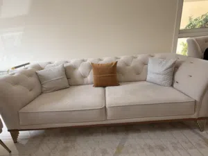 كنب نظيف جداً للبيع – استخدام خفيف كنب بحالة ممتازة، شبه جديد تم استخدامه لفترة قصيرة مع كنب هدية