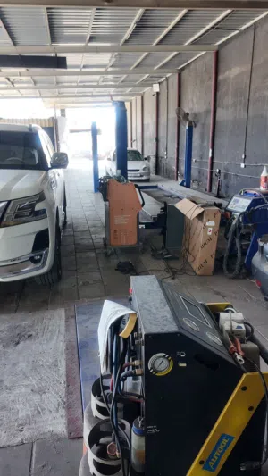 كراج للبيع في خورفكان يعمل حاليا وبدخل يومي وموقع ممتاز