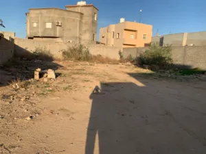 قطعة أرض سكنية  في بوصنيب قاريونس 500 متر واصله امية للقطعة والضي واصل لعند القطعة شهادة عقارية