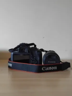 Canon EOS 2000D + objectif 18-55mm + sac + chargeur + mini trépied
