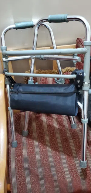 مشاية طبية فاخرة (قابلة للطي + مقعد راحة) بحالة ممتازة - للبيع في صنعاء