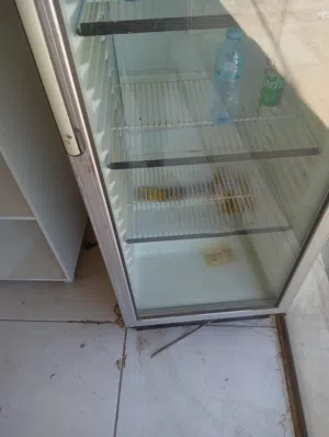 ثلاجةً محلات تجارية بحاله ممتازة