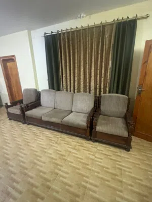 طقم مورس خشب قديم كامل  خزانه طابقين للبيع وايضا غرفة النوم مع تواليت طاوله مع اربع كراسي