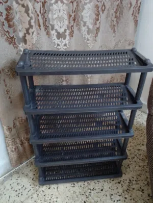 رفوف احذية بحالة ممتازة