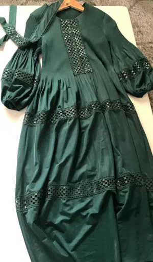 فستان أخضر زمردي طويل أنيق للبيع