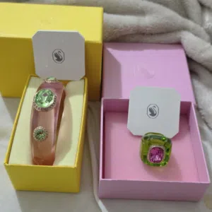اكسسوار للبيع مستخدم مرة واحدة فقط ماركة Swarovski