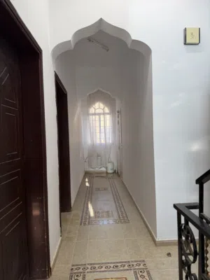 بيت طابقين بسعر مناسب وقريب من سوق نزوى( فرصه للي يبغى يذخر لفتره معينه وبعدها يبيع )