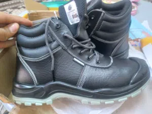 حذاء سفتي عدد 2 اخر حبتين وحد نمره 40 واحد نمره43 السعر حرق حرق