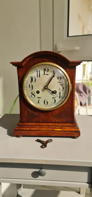 STUNNING OAK MANTEL CLOCK. SOLID OAK. CIRCA 1910.