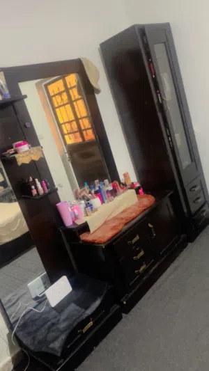 طقم كنب + طاولات مع الكنب + غرفة نوم من غير خزانه فقط